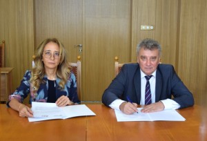 Прокуристът на „Асарел-Инвестмънт“ Ваня Денева и ректорът на УНСС проф. д-р Димитър Димитров